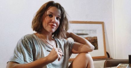 Aktywistka pozuje w podpasce. "Krwawimy razem"