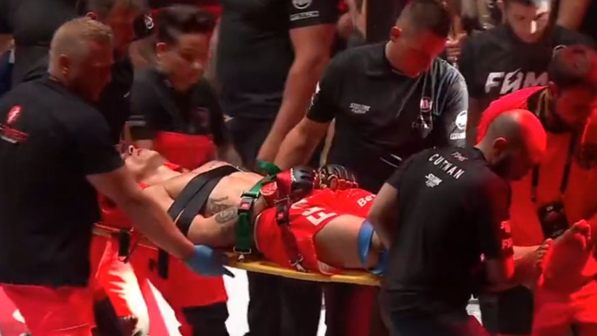 Kacper Błoński opuszcza klatkę rzymską na noszach