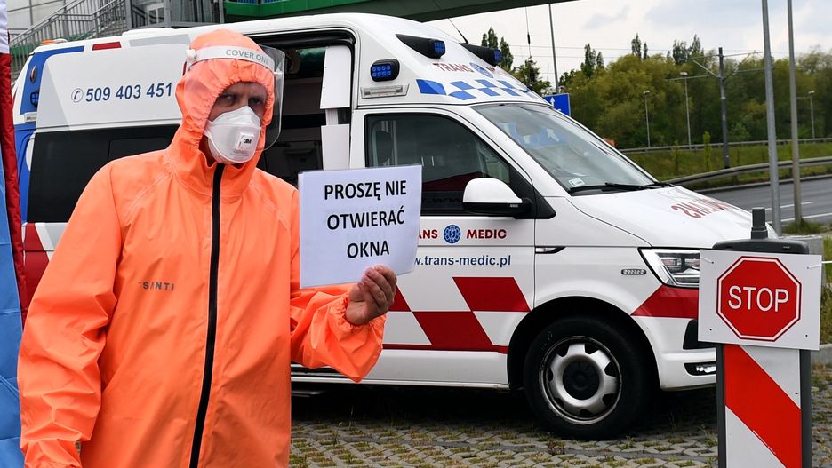 Jak twierdzi mec. Andrzej Mikosz - w Polsce powinien obowiązywać stan klęski żywiołowej, a nie stan epidemii.