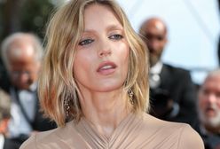 Anja Rubik w lateksowej kurtce. W takiej stylizacji pojawiła się na imprezie "Vogue"