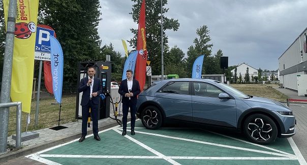 Zielona rewolucja w Biedronce. Sieć masowo instalować będzie ładowarki do samochodów
