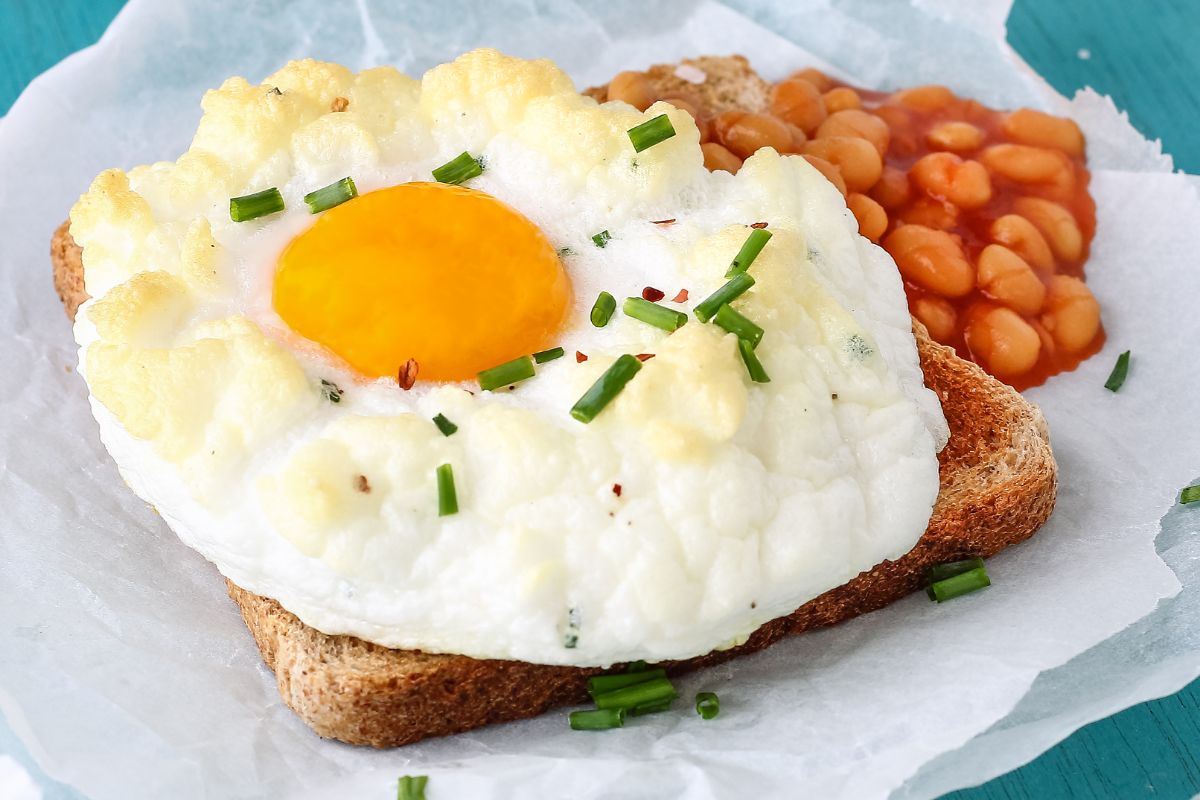 Jajka obłoczki to dobry pomysł na urozmaicone śniadanie
