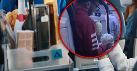 Trudno uwierzyć, jaką przekąskę zabrał w podróż. "Wysiadłbym z samolotu"