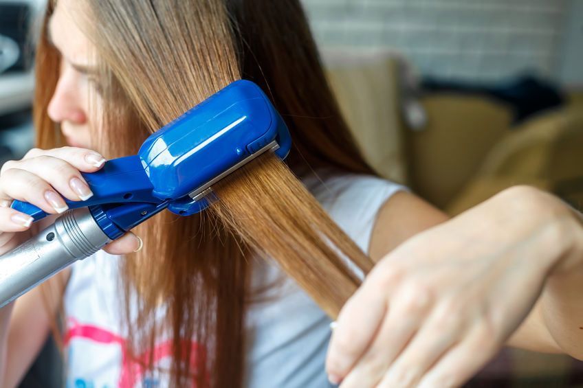 Prostownice do włosów stwarzają duże ryzyko oparzeń u dziecka
