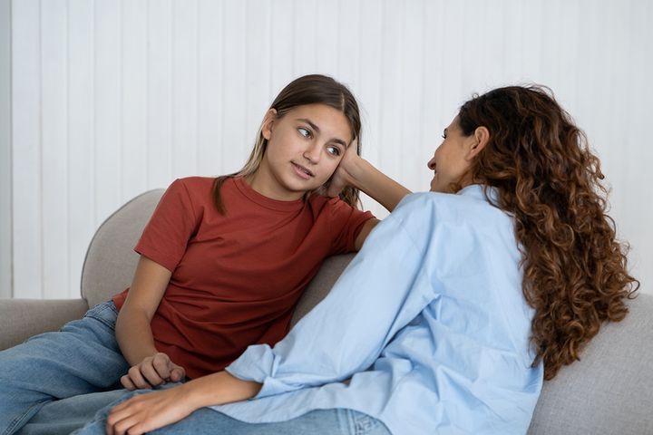 Warto rozmawiać z dziećmi na trudne tematy, takie jak m.in. przemoc seksualna