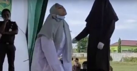 Kobieta dopuściła się seksu przed ślubem. Szokujące sceny w Indonezji