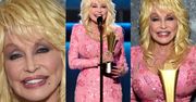71-letnia (!) Dolly Parton w różu odbiera nagrodę za działalność dobroczynną (FOTO)