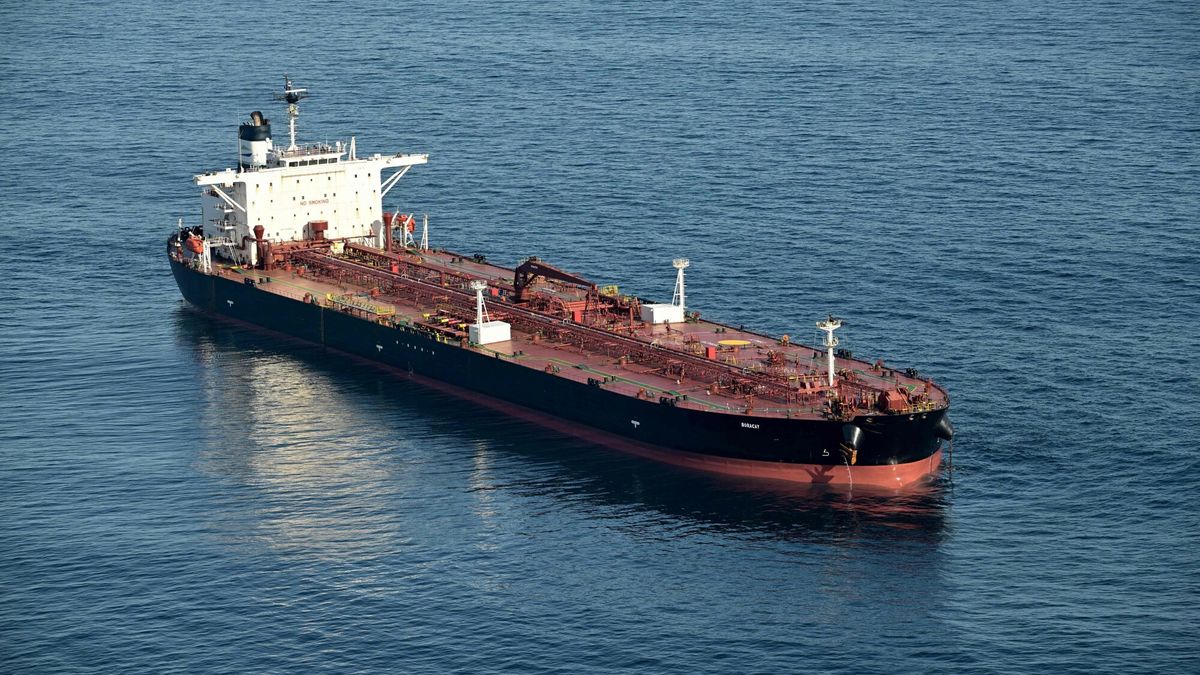 Tankowiec Boracay podejrzany o udzia? w lotach rosyjskich dronów nad Dani?
This aerial picture taken on October 1, 2025 off the coast of the western France port of Saint-Nazaire shows the tanker Boracay from Russia's so-called "shadow fleet" suspected of being involved in drone flights over Denmark which sailed off the Danish coast between September 22 and 25. Named the Pushpa or Boracay, the Benin-flagged vessel, which is blacklisted by the European Union for being part of Russia's sanction-busting "shadow fleet", has been immobilised for several days off the French coast. (Photo by Damien MEYER / AFP)
DAMIEN MEYER