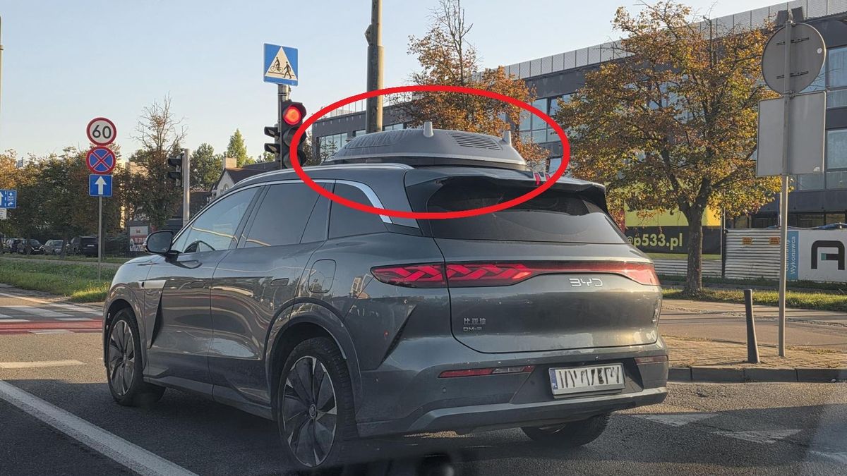 BYD Tang L z modułem dronowym na dachu