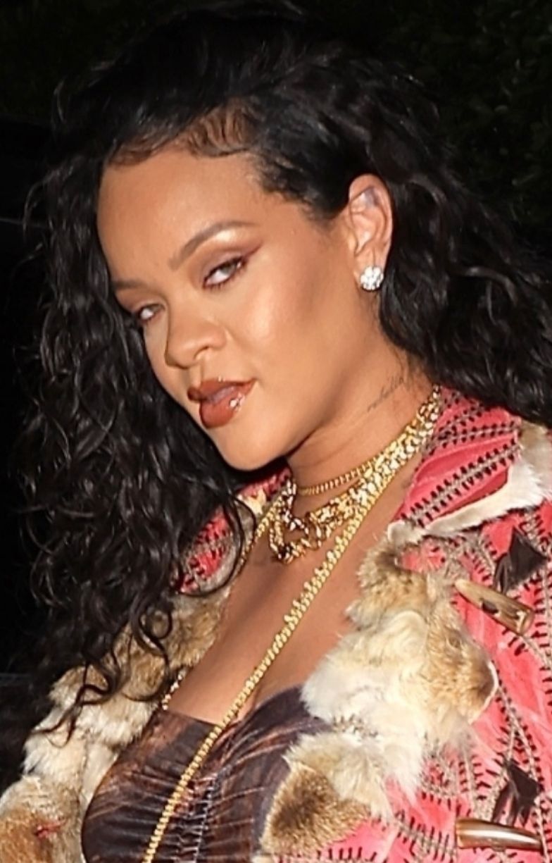 Ciężarna Rihanna opuszcza włoską restaurację w Santa Monica