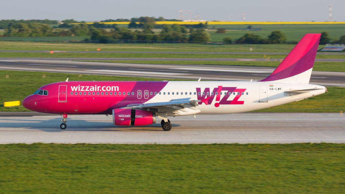 samolot, wizz air, wizzair, loty, latanie, lotnisko