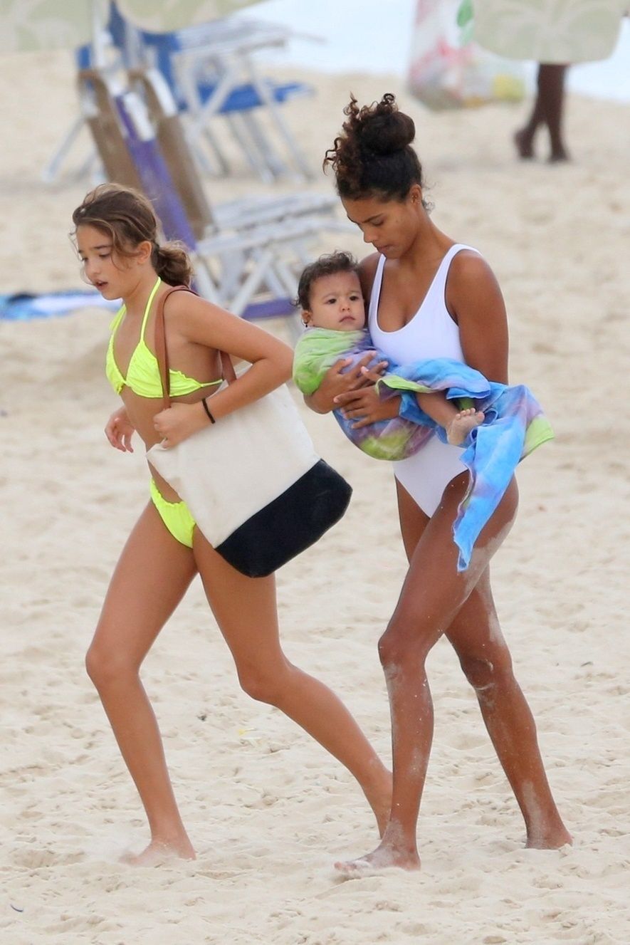 Vincent Cassel z żoną Tiną na plaży w Brazylii