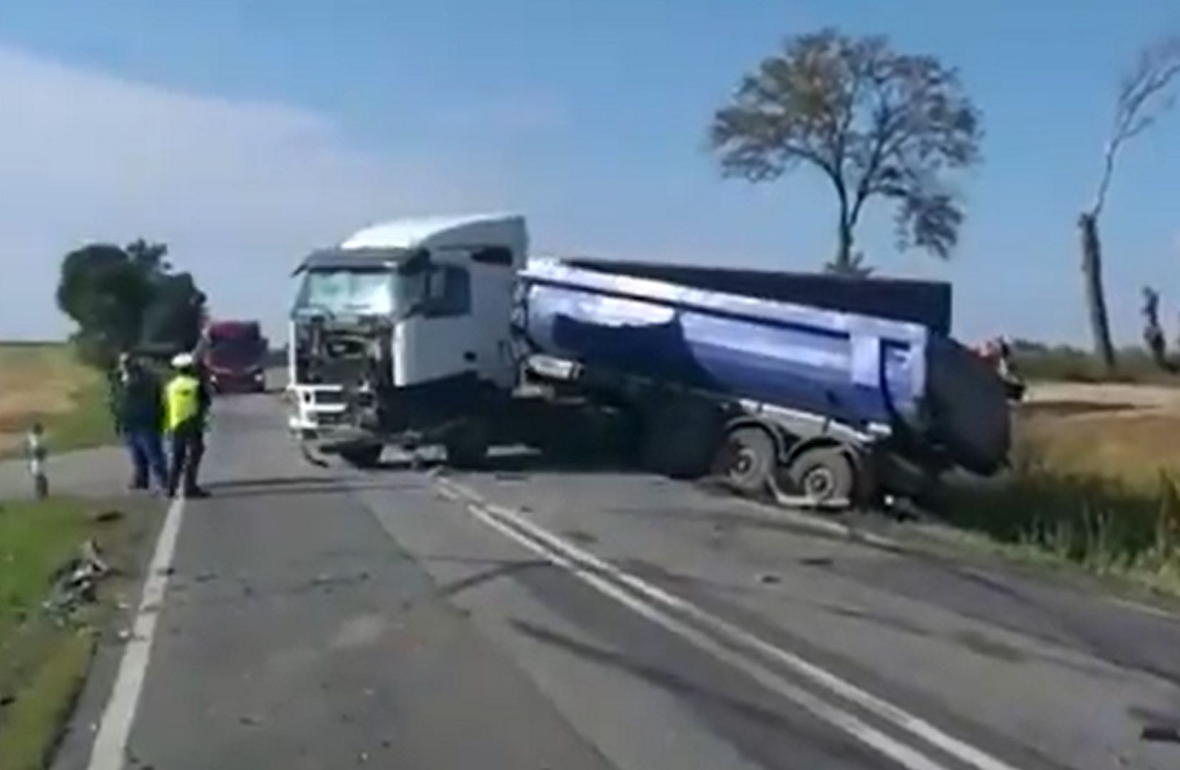 Część ciężarówki wylądowała w rowie