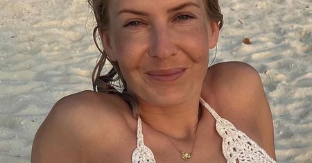 Pokazała zdjęcia z plaży. Pozowała w modelującym kostiumie