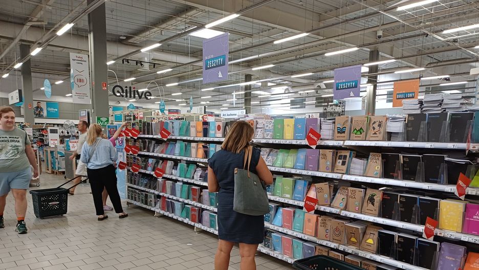 - &#34;Sprzedaż detaliczna w sierpniu 2025 roku była o 3,1% wyższa niż przed rokiem. Po wyrównaniu sezonowym wzrost wyniósł 4,7%&#34; - podano w raporcie GUS.