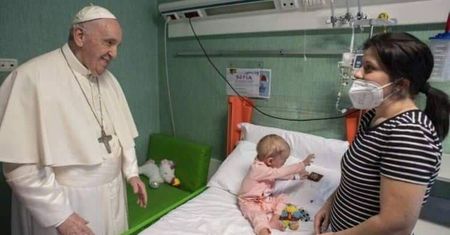 Papież Franciszek spotkał się z ukraińskimi dziećmi. Odwiedził je w szpitalu