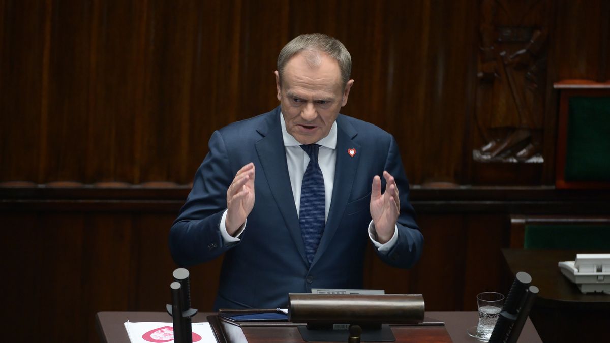 Warszawa, 12.12.2023. Premier Donald Tusk przemawia na sali obrad Sejmu w Warszawie, 12 bm. Szef rządu zaprezentował w Sejmie program działania oraz skład gabinetu, wraz z wnioskiem w sprawie wyboru Rady Ministrów. (amb) PAP/Marcin Obara