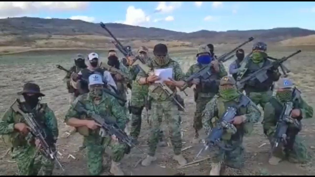 Bojownicy kartelu CJNG z czterema karabinami Barrett M82/107.