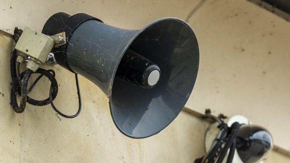 Ogłoszenie alarmu to modulowany dźwięk syreny w okresie 3 minut