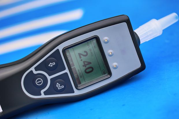 Kompletnie pijana uderzyła w auto i próbowała uciec. 49-latek zabrał jej kluczyki