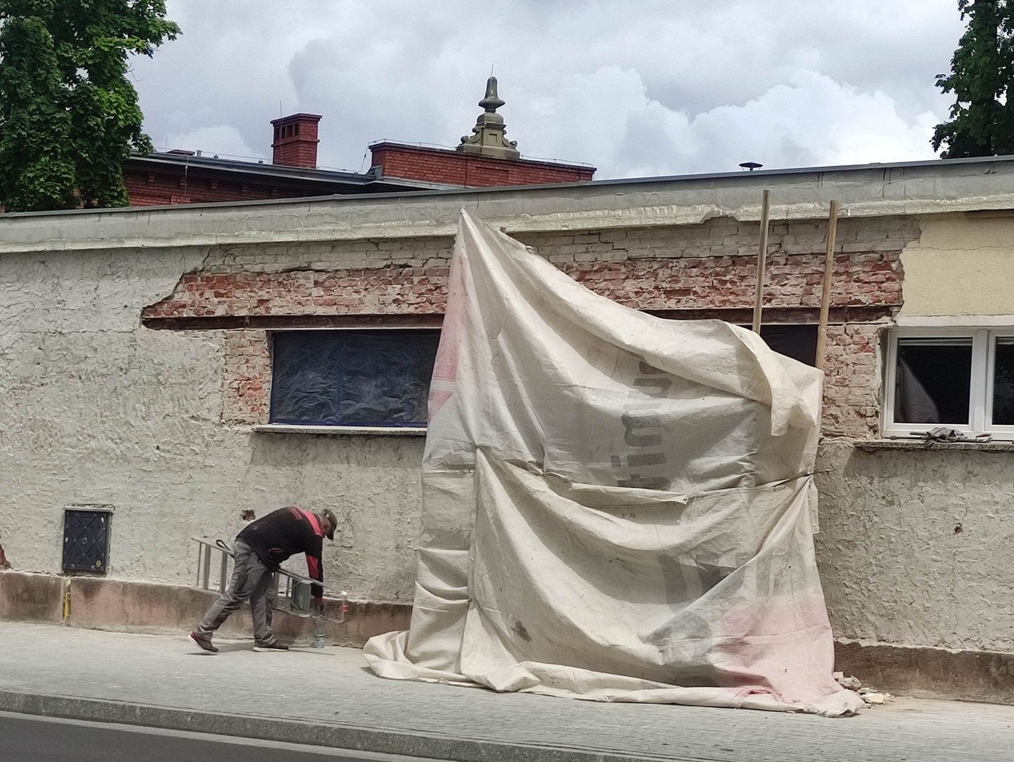 Trwa remont ciekawego budynku przy ul. Limanowskiego w Wałbrzychu. Co tu będzie?