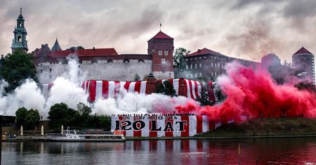 Incydent z kibicami na Wawelu. Wezwano policję