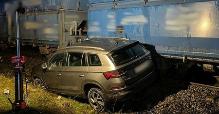 Pomylił torowisko z drogą. Policjanci sięgnęli po alkomat