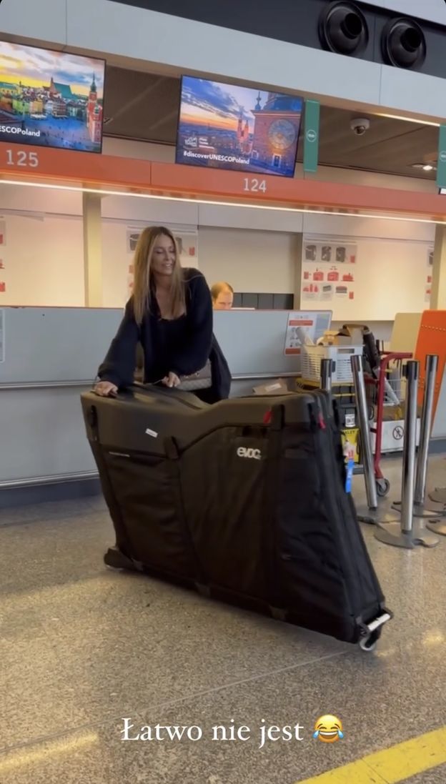 Radosław Majdan "śmieszkuje" z Małgorzaty Rozenek, która w podróż zabrała... ROWER. "Na lotnisku NIGDY nie jest nerwowo"