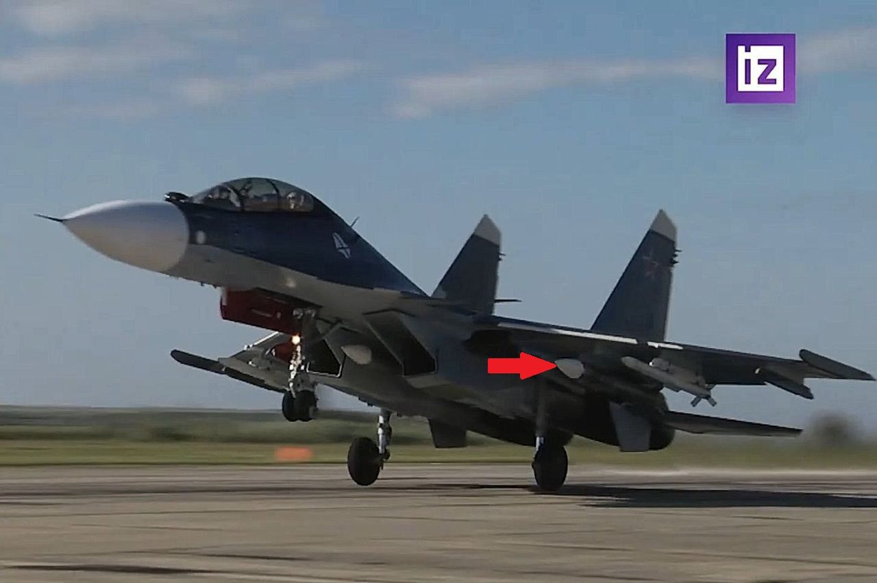 Pierwsze takie nagranie rosyjskiego Su-30SM2. Przenosi potężną broń