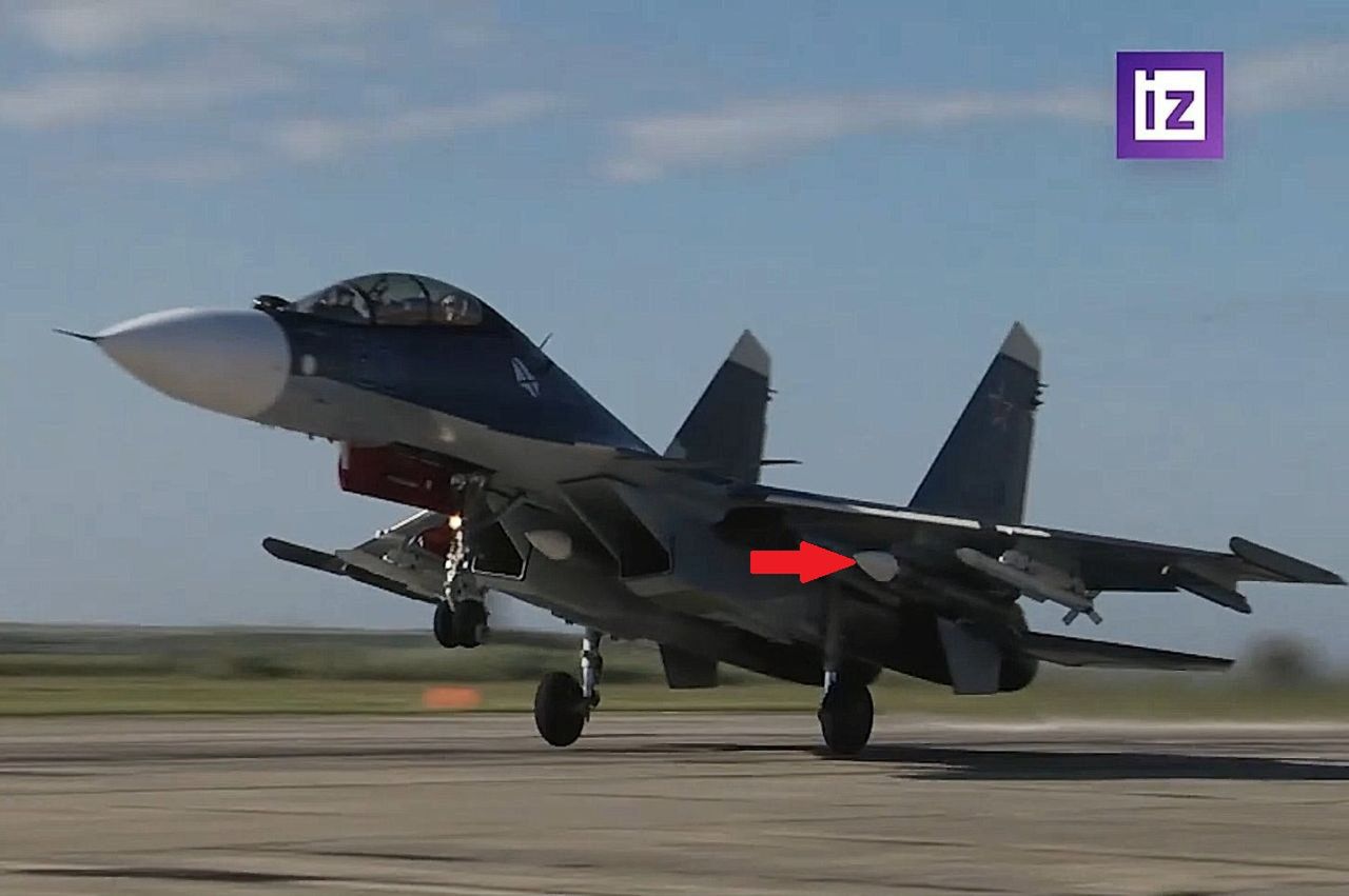 Rosyjski Su-30SM2 z pociskami powietrze-powietrze R-37M. 