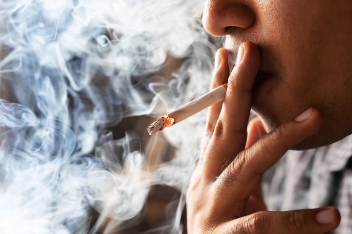 Zatrucie nikotyną może objawiać się bólem głowy i nudnościami
