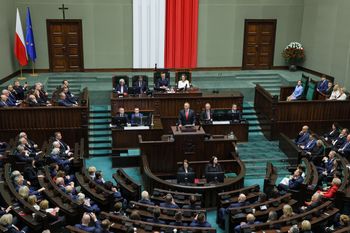 Nie wysłuchał przysięgi Nawrockiego. Wyszedł po hymnie