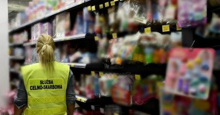 Sprzedawali podróbki w centrum handlowym. Ponad 900 szt. towaru na kwotę 60 tysięcy zarekwirowane
