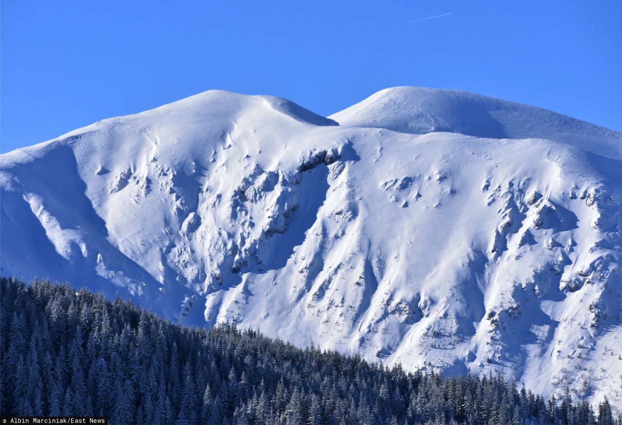 Lawina pod Kopą Kondracką. Akcja TOPR zakończona, "jedna osoba w stanie ciężkim"