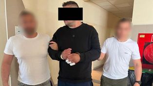 Ratownicy chcieli mu pomóc. Wyciągnął nóż i zaczął im grozić