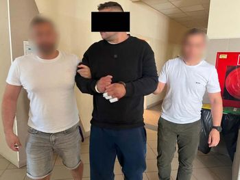 Ratownicy chcieli mu pomóc. Wyciągnął nóż i zaczął im grozić
