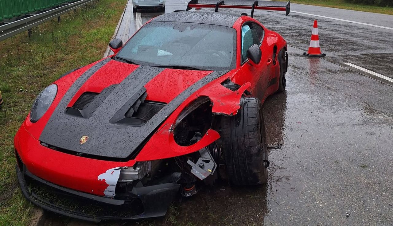 Droga była mokra. Porsche rozbite na A2. Wiadomo, kto kierował