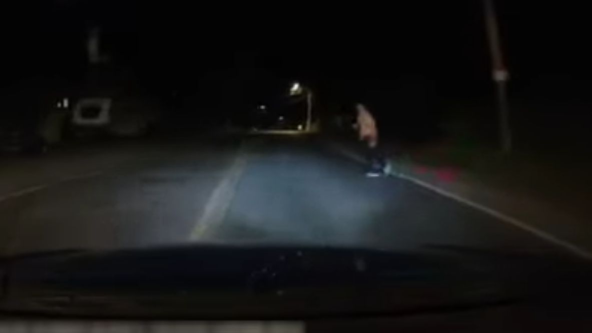 Mężczyzna pojawił się znikąd i rzucił na maskę taksówki