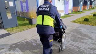 Warszawa: Bezdomny marzł na klatce. Strażnicy zdążyli na czas