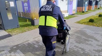 Warszawa: Bezdomny marzł na klatce. Strażnicy zdążyli na czas