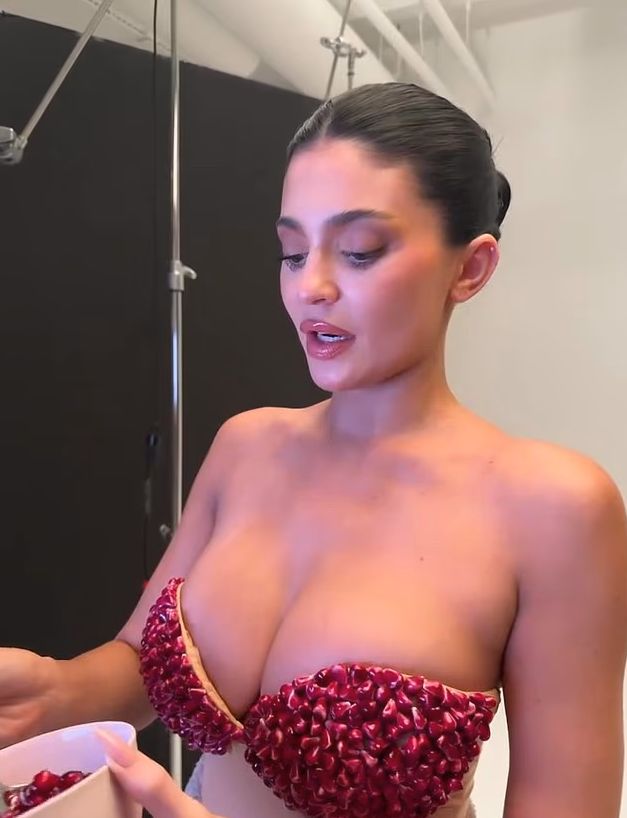 Kylie Jenner w staniku z granata