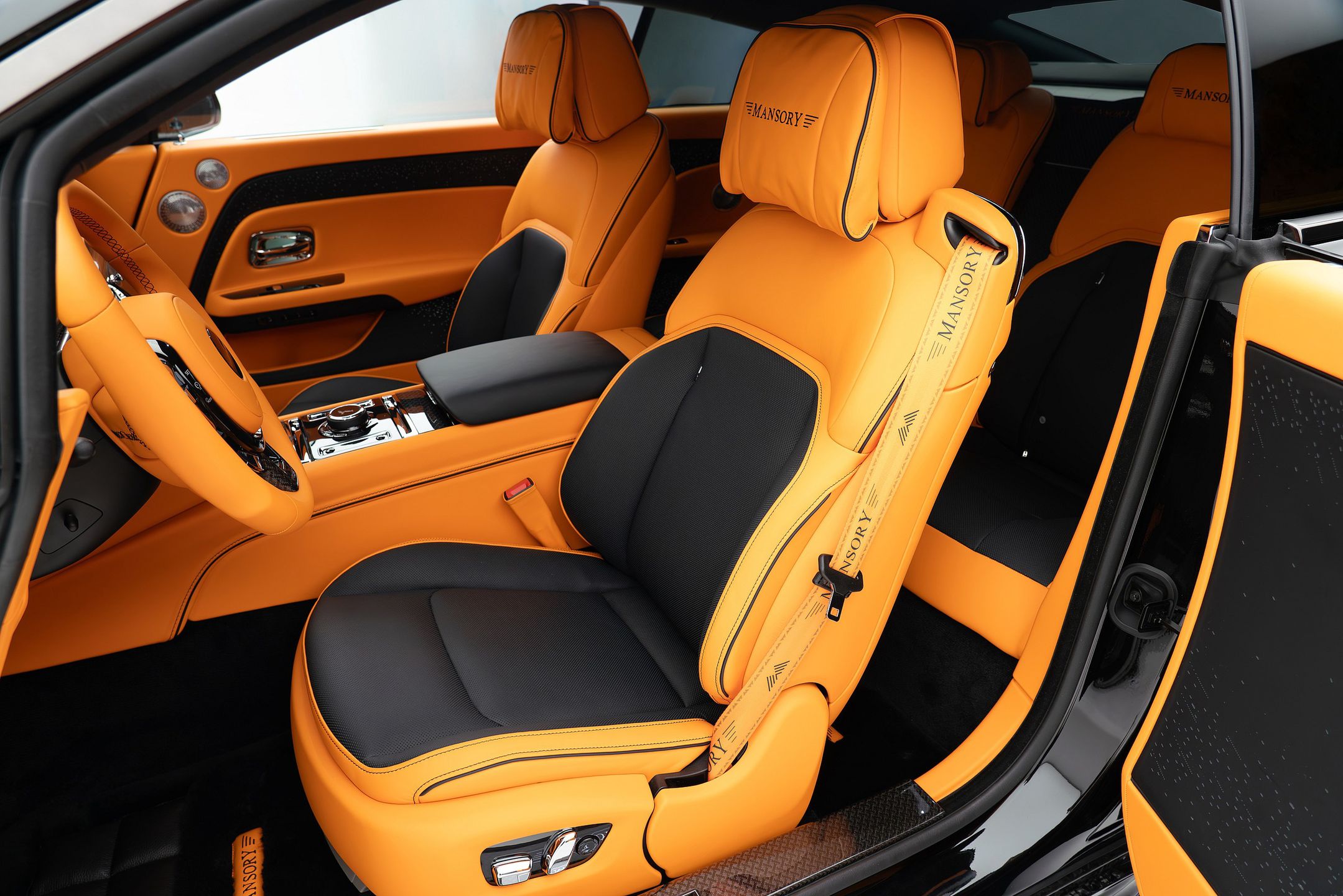 Wnętrze Rolls-Royce'a Spectre od Mansory wypełnione jest włóknem węglowym