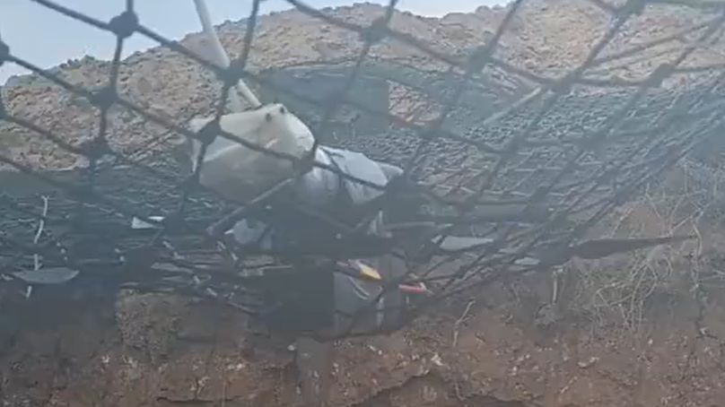 Dron zatrzymany na siatce