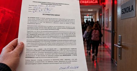 Ślą pisma do szkół. W tle rządowe wytyczne. "Absolutnie dementuje"