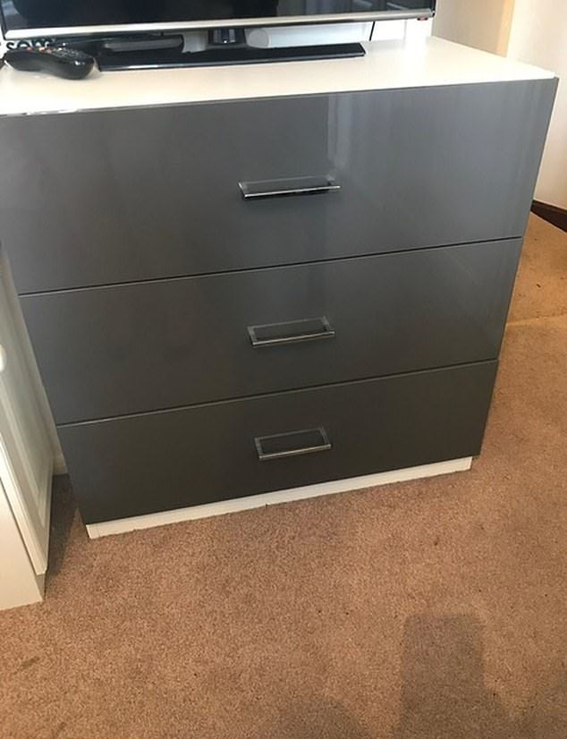 Szara szafka bez folii ochronnej okazała się spełnieniem marzeń całej rodziny