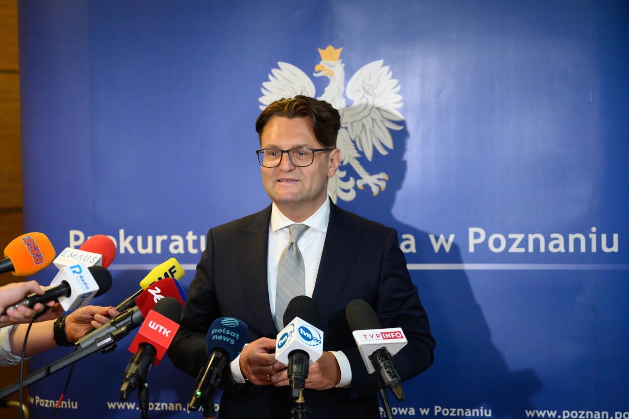 �ukasz Wawrzyniak
Jakub Kaczmarczyk
Adam R. konferencja prasowa, briefing, morderstwo w Gortatowie, prasowy, prokurator �ukasz Wawrzyniak, prokuratura, zatrzymanie Adama R., 39 latka, 39-latka, kobieta, zamordowana