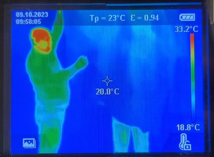 Porównanie temperatury osoby z założoną pałatką i bez niej.