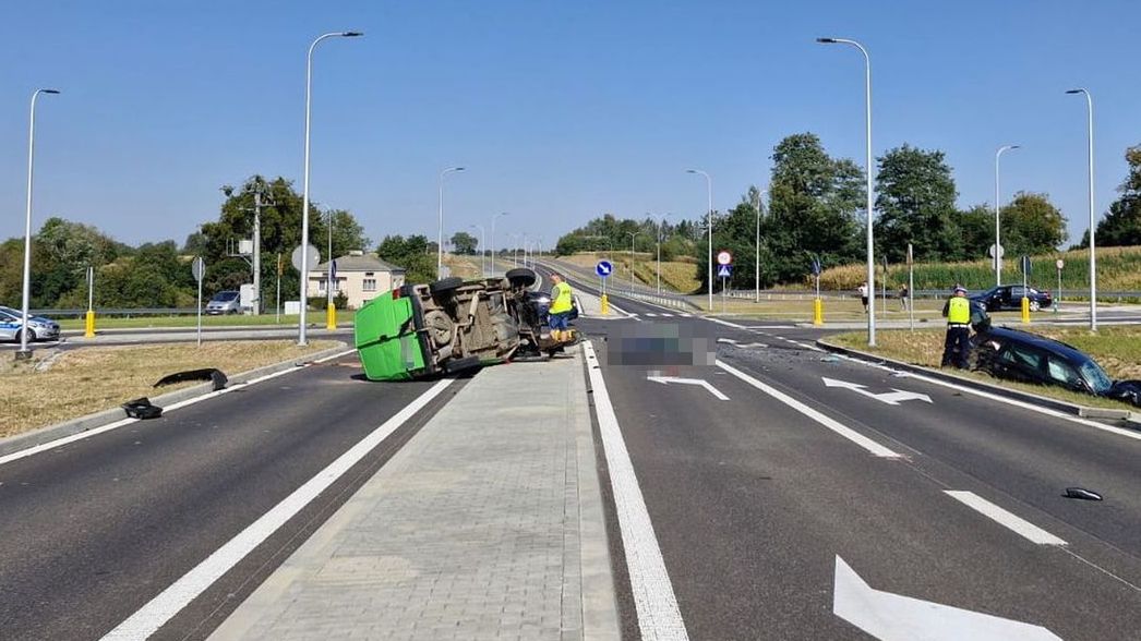 Tragedia na obwodnicy Nałęczowa. Kierowca wypadł przez okno, zginął na miejscu