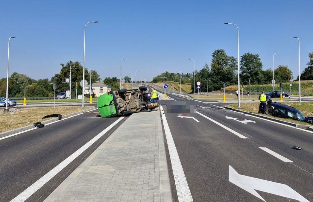 Wypadek na obwodnicy. Kierowca wypadł przez okno, zmarł na miejscu