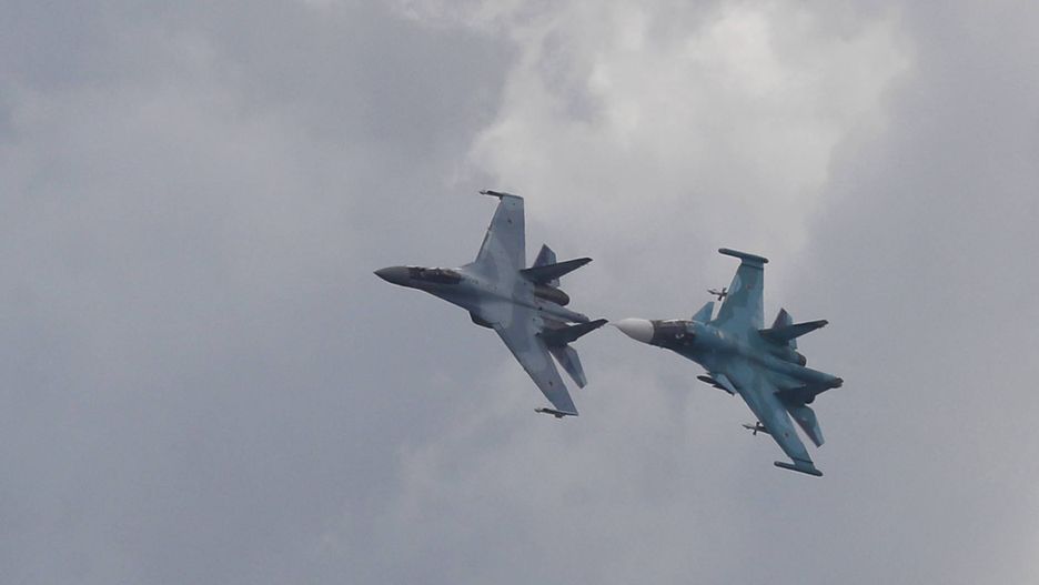 MAKS-2019 International Aviation and Space Salon in Zhukovsky outside Moscow
epa07797742 (L-R) Russian Sukhoi Su-35 multi-role fighter and  Russian Sukhoi Su-34 fighter-bomber/strike aircraft perform during the MAKS-2019 International Aviation and Space Salon in Zhukovsky outside Moscow, Russia, 27 August 2019. MAKS-2019 International Aviation and Space Salon runs from 27 August to 01 September.  EPA/MAXIM SHIPENKOV 
Dostawca: PAP/EPA.
MAXIM SHIPENKOV